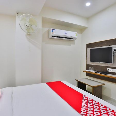 Oyo 25009 Hotel Crystal Ahmedabad Exterior foto