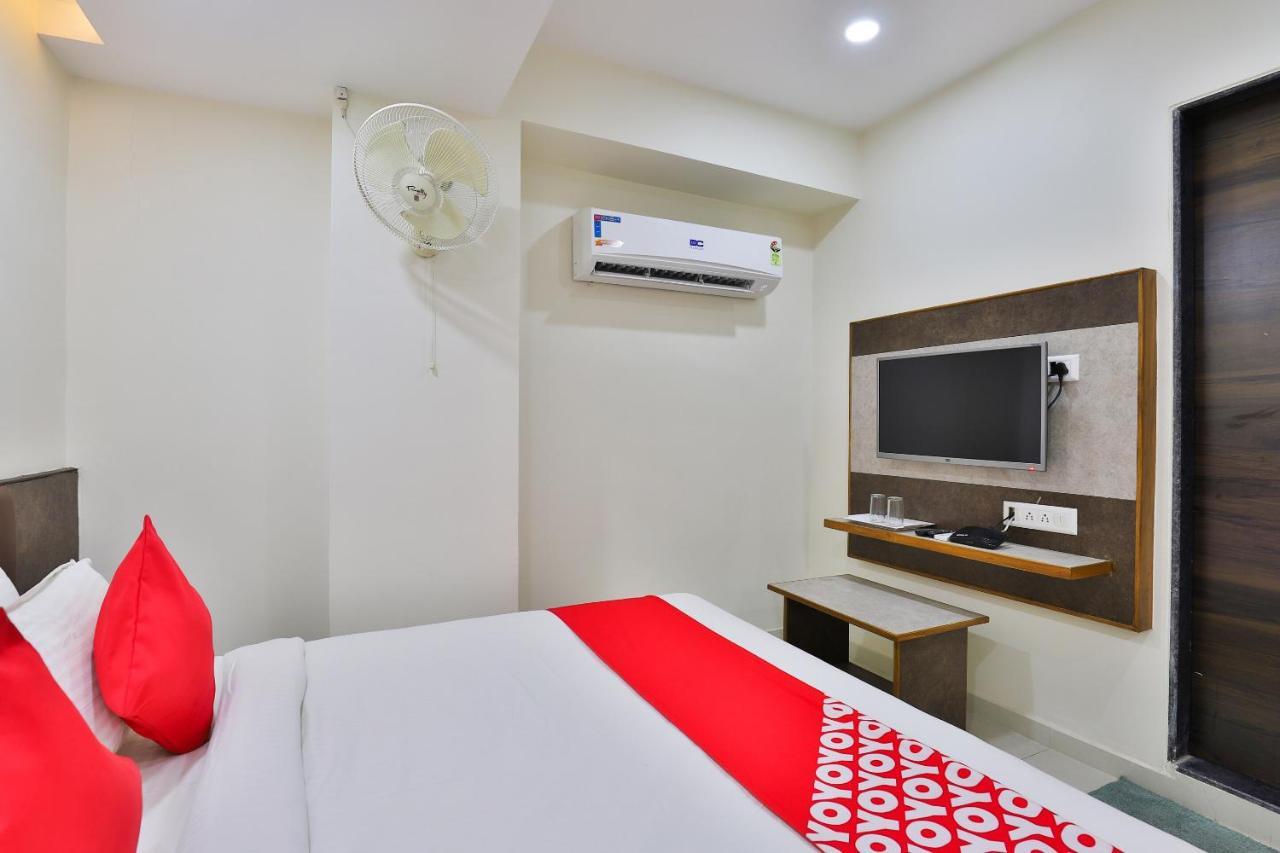 Oyo 25009 Hotel Crystal Ahmedabad Exterior foto