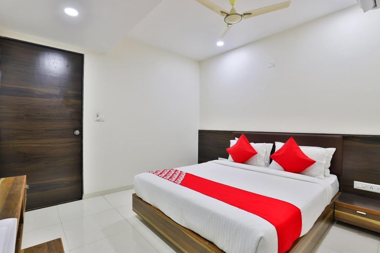 Oyo 25009 Hotel Crystal Ahmedabad Exterior foto