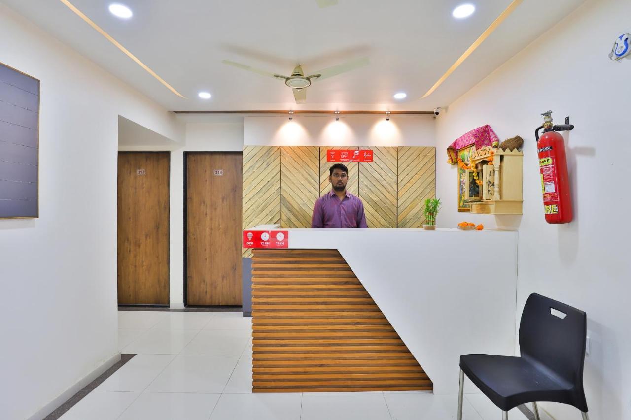 Oyo 25009 Hotel Crystal Ahmedabad Exterior foto