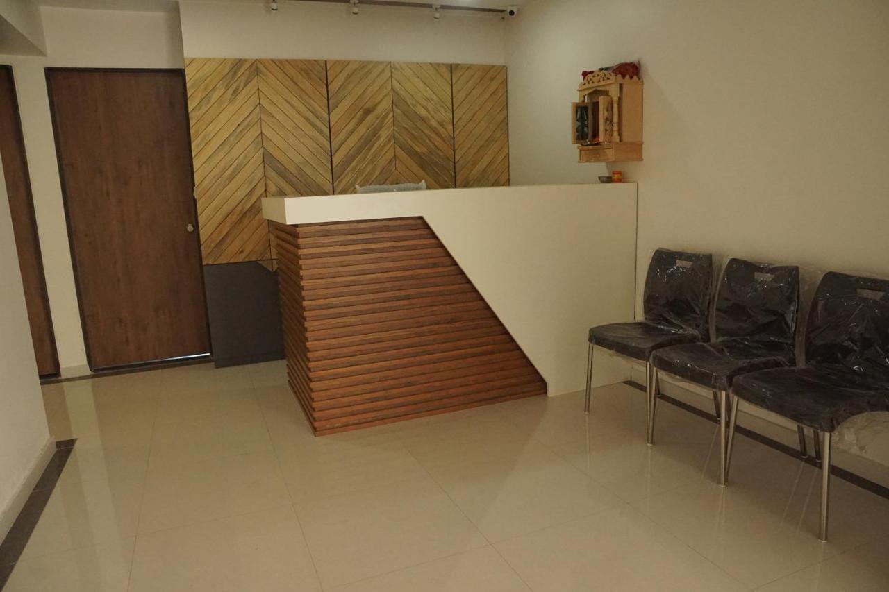 Oyo 25009 Hotel Crystal Ahmedabad Exterior foto