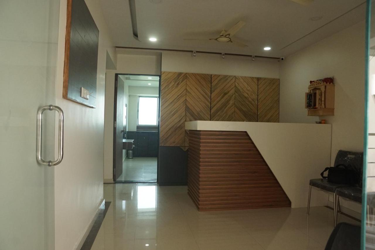 Oyo 25009 Hotel Crystal Ahmedabad Exterior foto