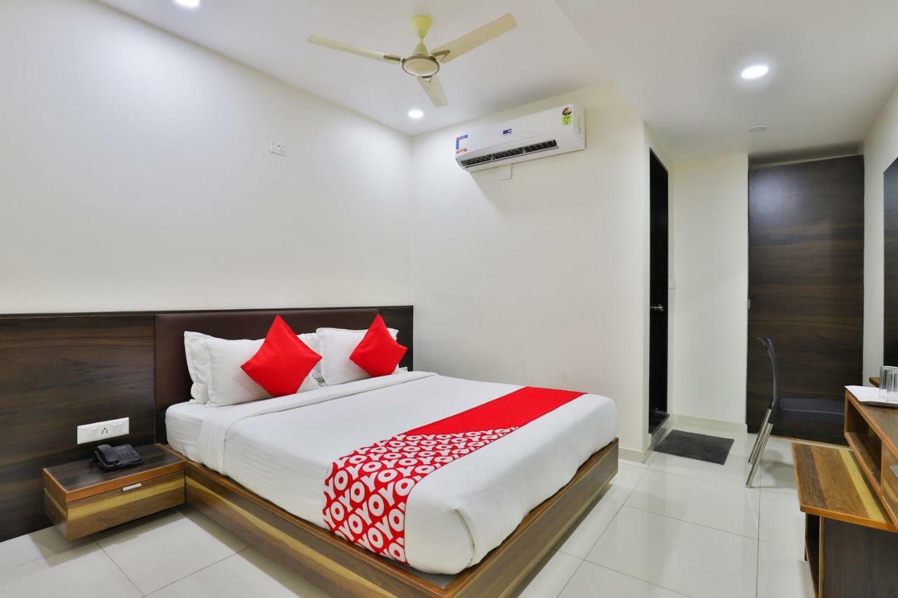 Oyo 25009 Hotel Crystal Ahmedabad Exterior foto