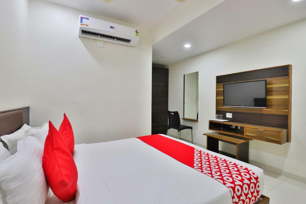 Oyo 25009 Hotel Crystal Ahmedabad Exterior foto