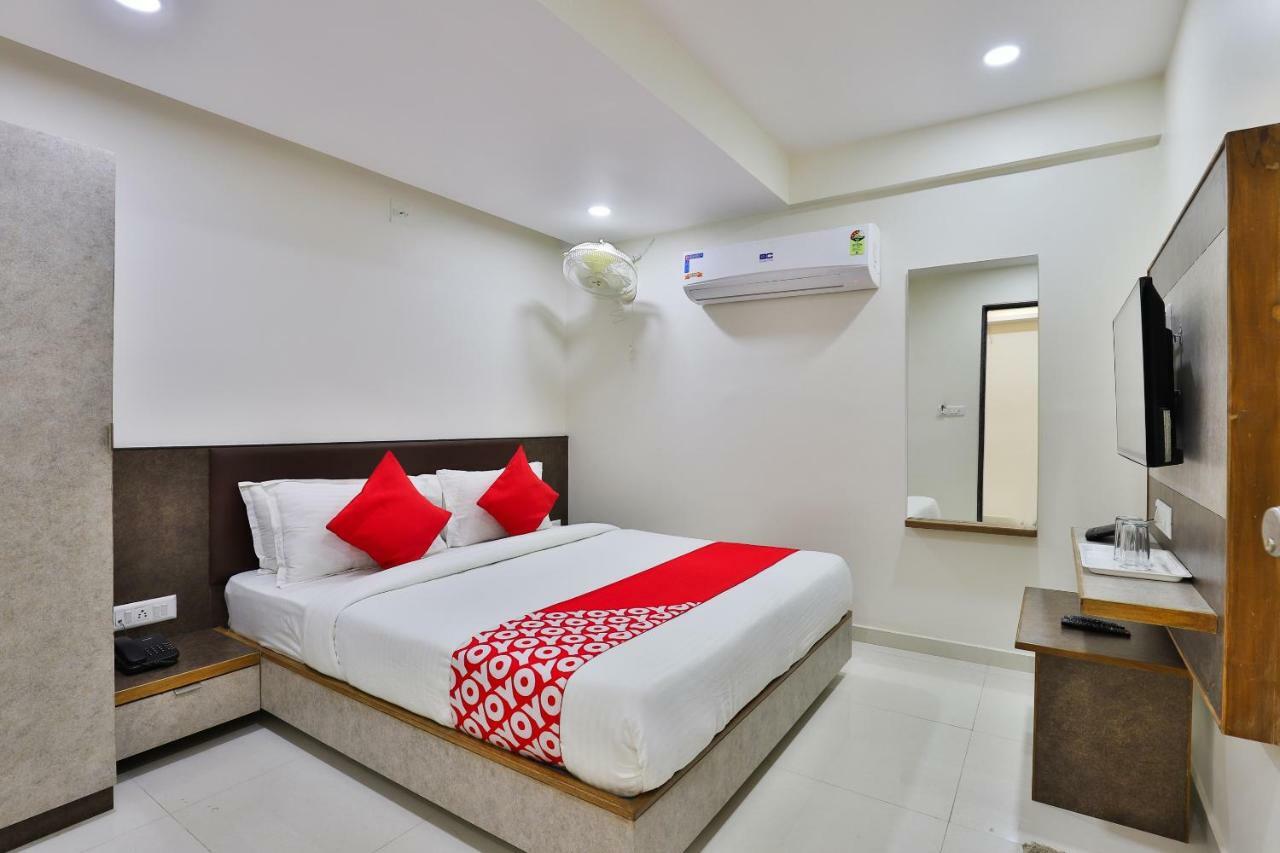 Oyo 25009 Hotel Crystal Ahmedabad Exterior foto