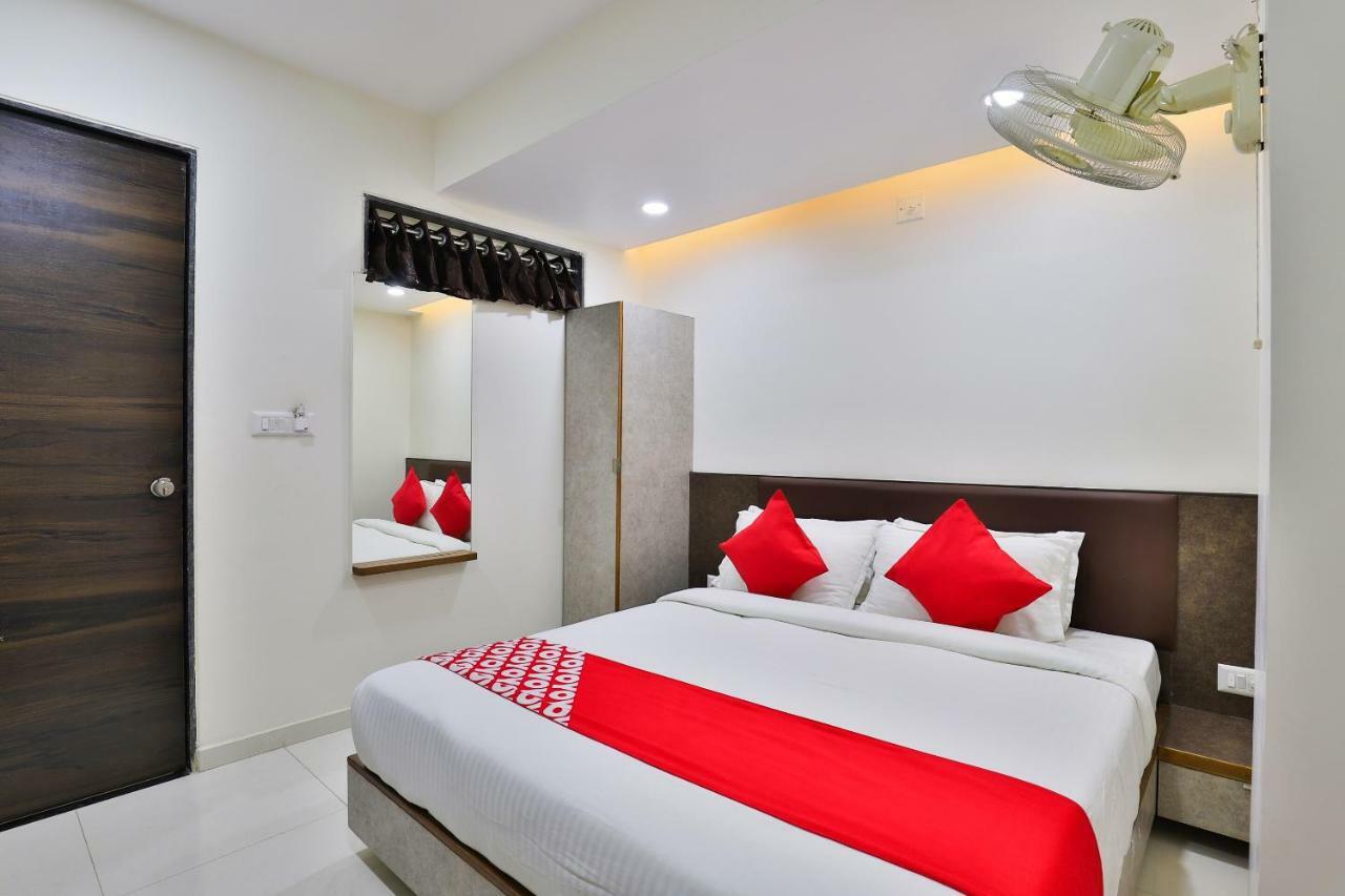 Oyo 25009 Hotel Crystal Ahmedabad Exterior foto