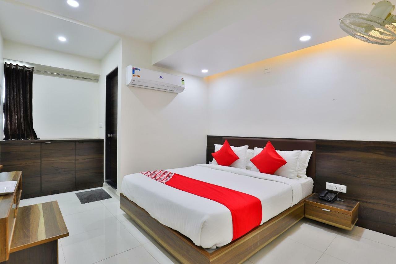 Oyo 25009 Hotel Crystal Ahmedabad Exterior foto