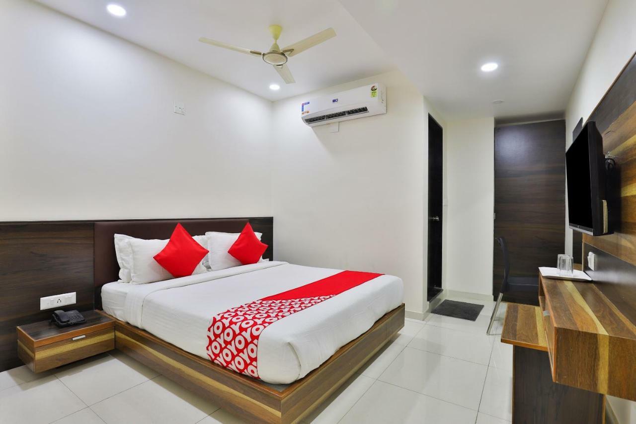 Oyo 25009 Hotel Crystal Ahmedabad Exterior foto